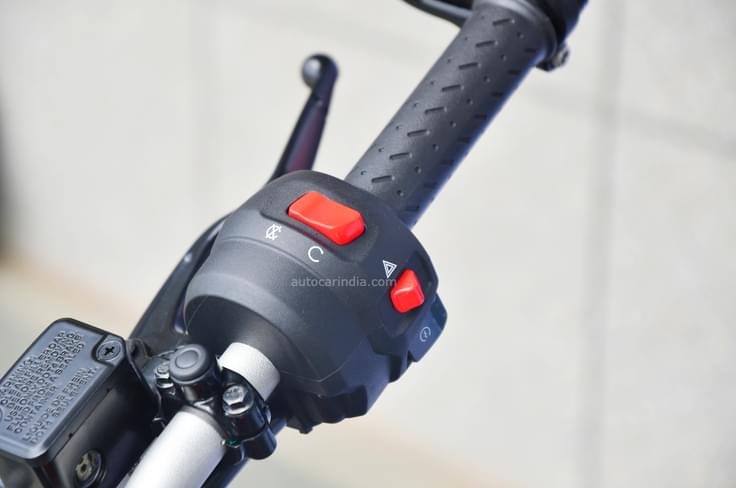 The Speed 400 gets a hazard light function. The Speed 400 gets a hazard light function.